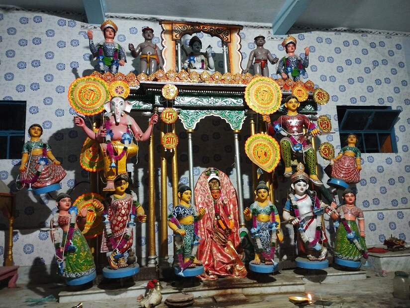  বিশেষ এই কাঠামোর প্রতিমা দুর্লভ। ৩০০ বছর বেশি সময় ধরে পূজিত হচ্ছেন বাঁকুড়া জেলার দামোদরবাটি গ্রামে।(Reported By: Nilanjan Banerjee)