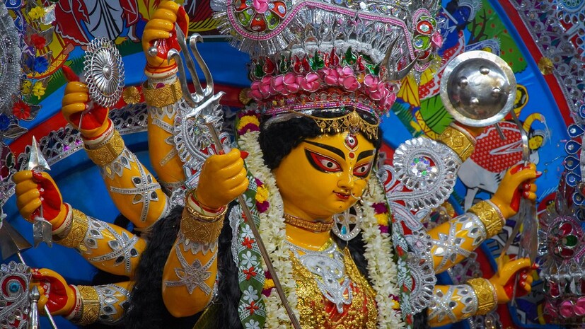মাত্র তিনটি রাশি দেখে মন খারাপ করবার কিচ্ছু নেই। স্বনামধন্য জ্যোতিষী জানান মা দুর্গা পক্ষপাতিত্ব করেন না। মায়ের কৃপা দৃষ্টি সকলের উপর সদা বিরাজমান। কিন্তু এই সময় গ্রহণক্ষত্রের অবস্থান অনুযায়ী এই তিন রাশির সবথেকে বেশি লাভবান হয়। বছরের অন্যান্য সময় বাকি রাশিগুলির উপর থাকে বিশেষ প্রভাব। (লেখা ও ছবি: নীলাঞ্জন ব্যানার্জী)