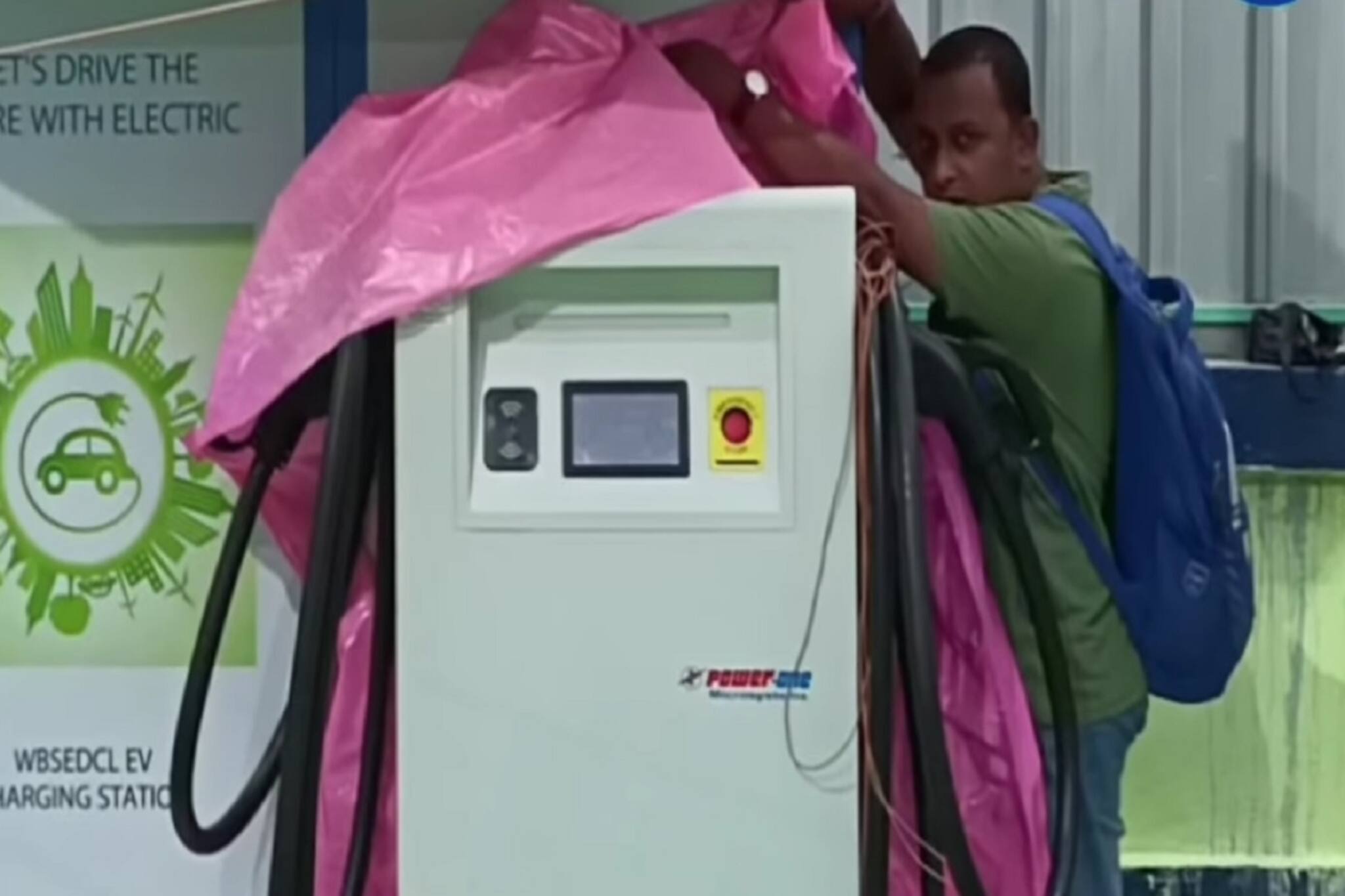 চিন্তা নেই আর! এবার ব্যাটারি-চালিত গাড়িতে চার্জ দেওয়া যাবে রাস্তাতেই! জানুন