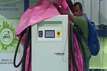চিন্তা নেই আর! এবার ব্যাটারি-চালিত গাড়িতে চার্জ দেওয়া যাবে রাস্তাতেই! জানুন চিন্তা নেই আর! এবার ব্যাটারি-চালিত গাড়িতে চার্জ দেওয়া যাবে রাস্তাতেই! জানুন