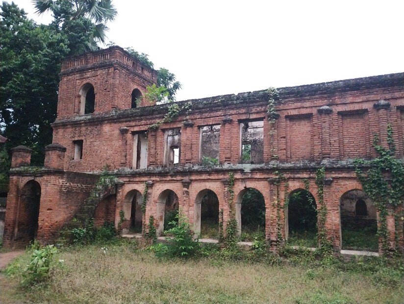 নিম কাঠের তৈরি মায়ের বিগ্রহ বিষ্ণুপুরের রাজার হতে দিতে চাননি গুহরা। বাধ্য হয়ে বিষ্ণুপুরের রাজা ১৪ টি মৌজা দান করেন গুহদের এবং উপাধি দেন চৌধুরী।(Reported By: Nilanjan Banerjee)