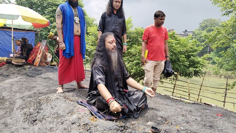 এই বিষয়ে এক তন্ত্র সাধক সমীর নাথ অঘোরী জানান, মহাশ্মশানস্থিত বামাক্ষ্যাপার পঞ্চমুণ্ডের আসন।  এই পঞ্চমুণ্ডের আসন আলাদা। এখানে পাঁচটি মুণ্ড সাপের, ব্যাঙের, খরগোশের, শিয়ালের এবং মানুষের। এই আসনে বসেই বহু যুগ পূর্বে দেবীকে তুষ্ট করে তারাপীঠকে সিদ্ধপীঠে পরিণত করেছিলেন ঋষি বশিষ্ঠ। (লেখা ও ছবি: সৌভিক রায়)