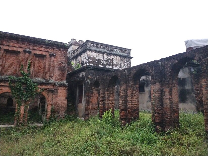 পুজোয় দূরদূরান্ত থেকে ভিড় জমান মানুষ। বনেদি পুজোর অনন্য স্বাদ পাবেন বাঁকুড়ার দামোদরবাটি রাজবাড়িতে। পরিবারের সদস্যদের মুখেই শুনতে পাবেন চমকপ্রদ ইতিহাস।(Reported By: Nilanjan Banerjee)
