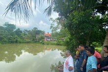 গ্রামে ফিরতেই মনে পড়ল পুরনো দিনের কথা! পুকুরপাড়ে দিলীপ ঘোষকে দেখে হতবাক সকলে