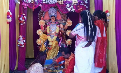 বিশ্বকর্মা পুজো সারছেন বৃহন্নলারা