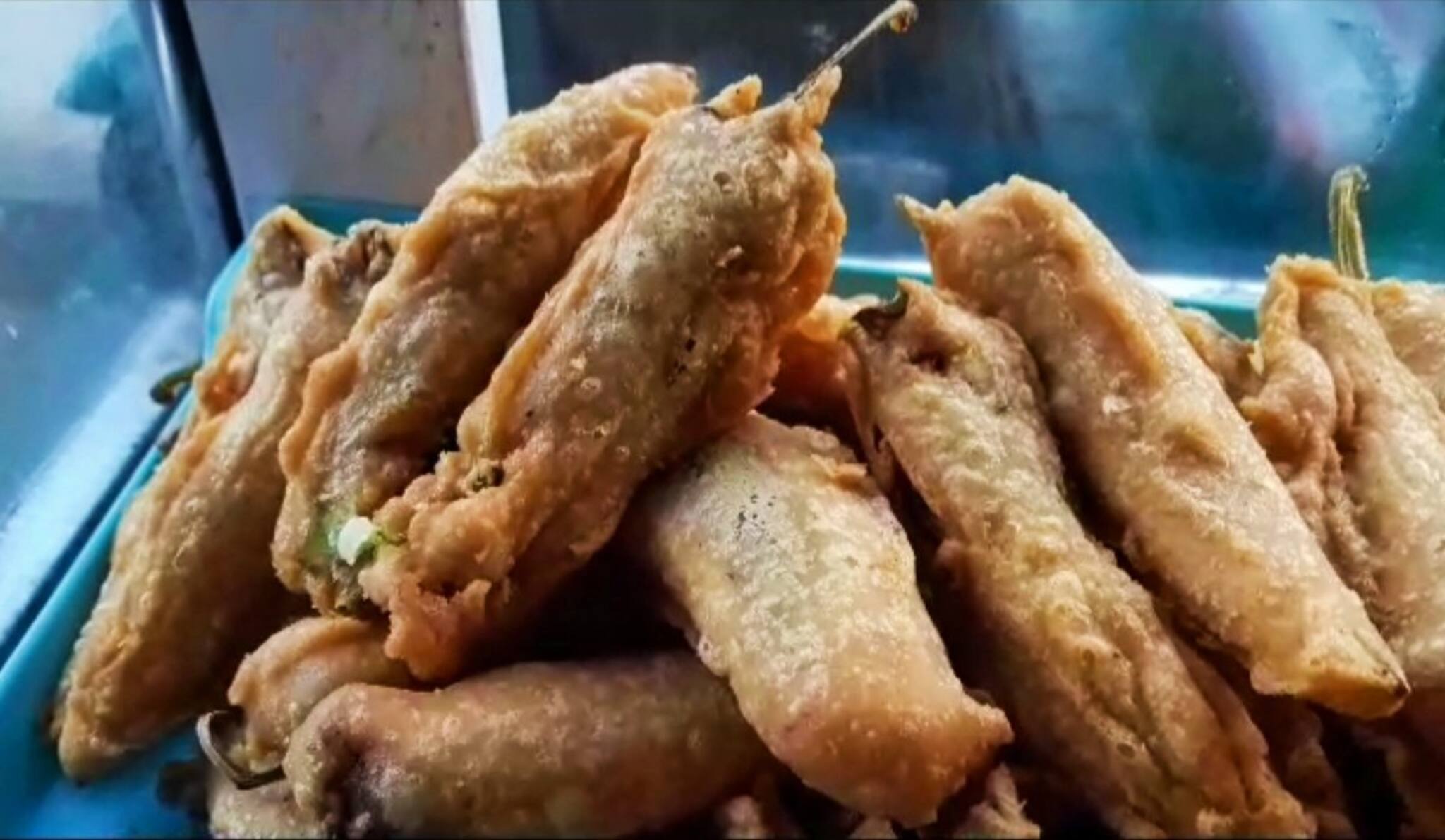 Mouthwatering Snacks: আলুর পুর ভরা মিষ্টি লঙ্কার চপ মাত্র ৫ টাকায়! জানুন কোন দোকানে পাবেন