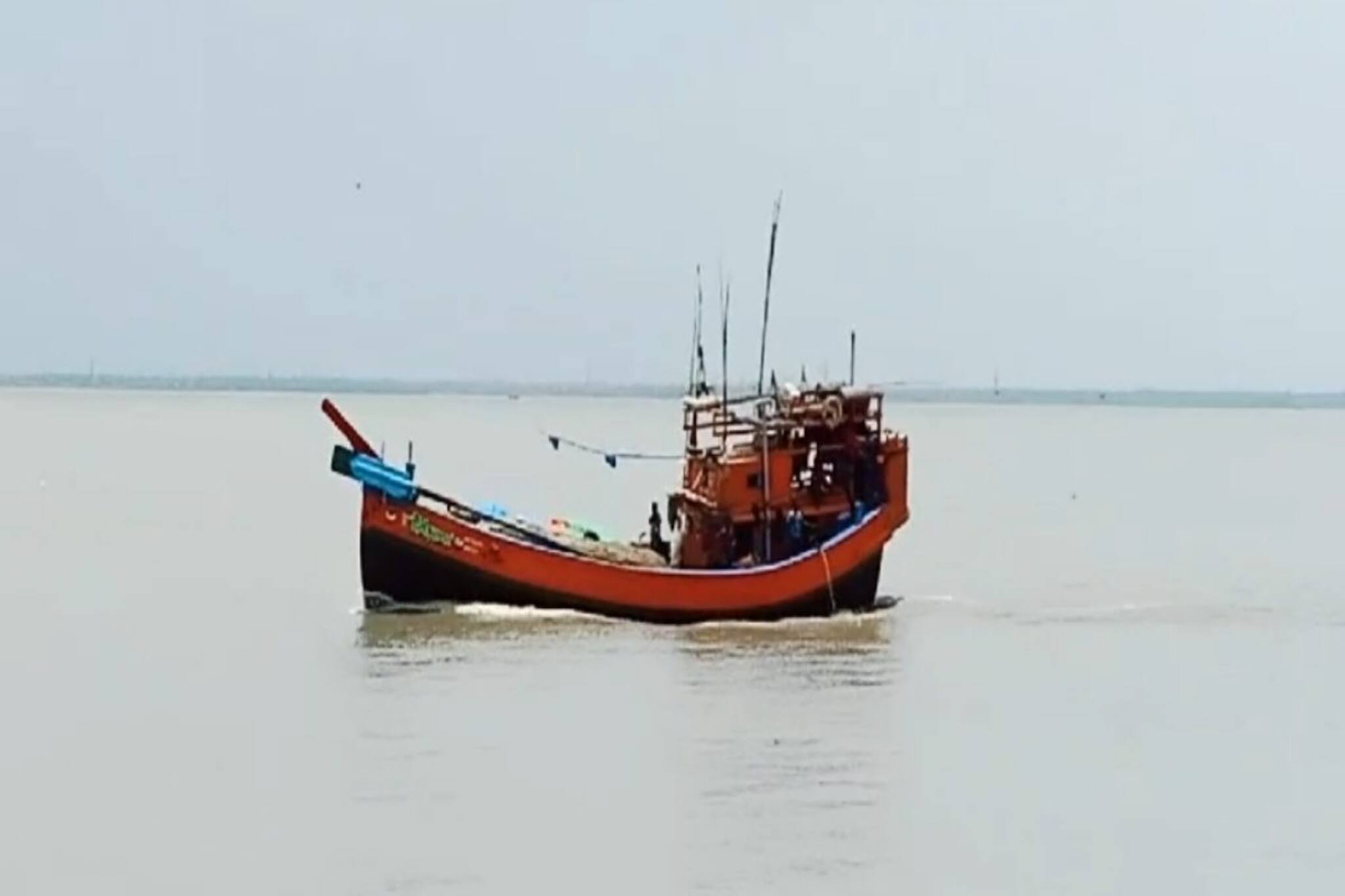 গভীর সমুদ্রে ভয়ঙ্কর বিপদ! মাছ ধরতে গিয়ে মর্মান্তিক পরিণতি, তারপর যা হল...