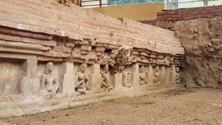 দেওয়ালে আঁকা নানা মূর্তি