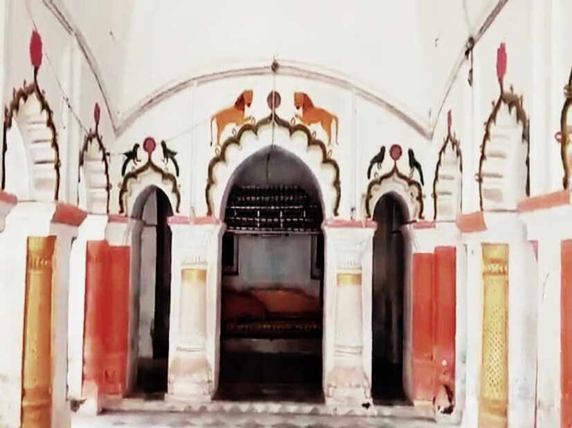 রাজবাড়ির আত্মীয়তায় থাকা-খাওয়া ও সঙ্গে ৫০০ বছরের দুর্গা পুজোয় শামিল হওয়ার আনন্দ পেতে আসুন এই রাজবাড়ী।