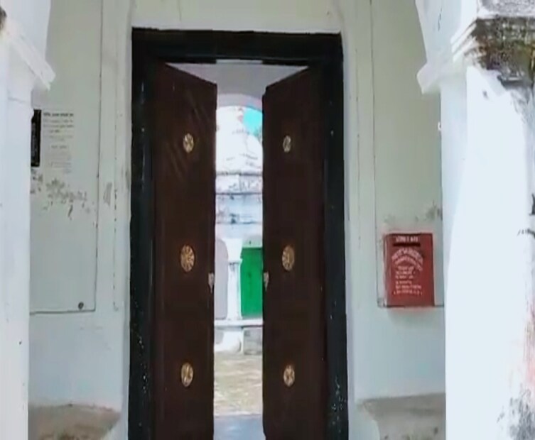 দিঘা থেকে পঁচেট গড় এর অবস্থান মাত্র ৪৭ কিলোমিটার। প্রাচীন জনপদের ইতিহাসের হাতছানি আপনাকে নিয়ে যাবে প্রায় ৫০০ বছর। বর্তমানে রাজবাড়ীকে কেন্দ্র করে গড়ে উঠেছে হোম স্টে। কড়ি বর্গার ছাদে প্রাচীন রাজবাড়ীর অন্দরে রাত্রি কাটানোর রয়েছে সুবন্দোবস্ত। 