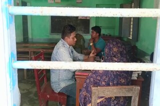 অস্বাস্থ্যকর পরিবেশ তাও হচ্ছে ক্লাস