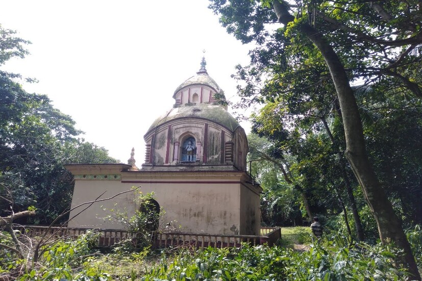 ময়নায় আসার রাস্তা দু দিক দিয়েই আছে। বলাইপণ্ডা মেচেদা রাজ্য সড়ক ময়না গড়ের কাজ দিয়েই চলে গেছে। ট্রেনে মেছাদা স্টেশন থেকে ময়নাগামী বাস উঠে ময়না বাজারে নেমে ময়না গড়ে আসা যায়। মেছাদা ময়নার দূরত্ব ৩১ কিলোমিটার। কলকাতা থেকে বাসে করে নিমতৌড়ি বাসস্ট্যান্ডে নেমে ময়না আসা যায়। নিমতৌড়ি থেকে ময়নার দূরত্ব ৭ কিলোমিটার। মেছেদা, নিমতৌড়ি ও তমলুক থেকে প্রচুর বাস, টোটো, ট্রেকার ছোট কারী নির্দিষ্ট সময় অন্তর অন্তর যাতায়াত করছে ফলে যাতায়াতের কোনও অসুবিধা নেই ময়নাগড়ে আসার।