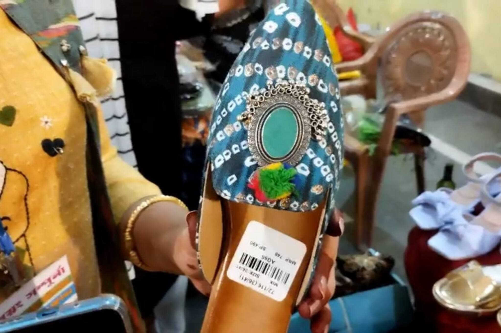 জামাকাপড়ের সঙ্গে পাল্লা দিয়ে ভিড় জুতোর দোকানেও, কোন জুতো কেনার হিড়িক?