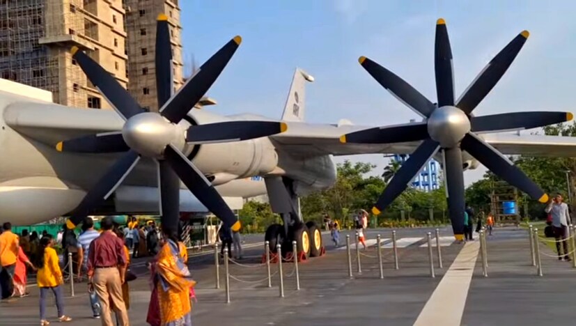 মাত্র ৩০ টাকার টিকিট কেটেই মিউজিয়ামে রাখা বিমানে চরে সব কিছু দেখার সুযোগ মিলছে।