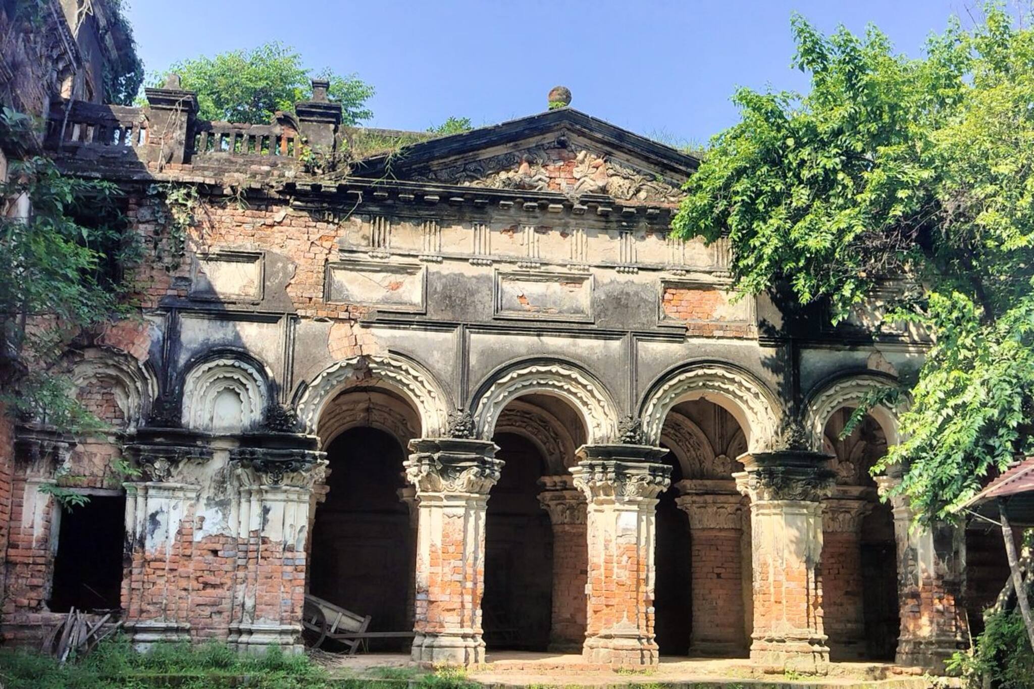 নেই সেই রাজপাট, ২০০ বছরের প্রাচীন সাবেক শারদোৎসব আজ বারোয়ারি দুর্গাপুজো