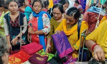 ধামাকা অফার! পুজোর বাজার কাঁপাচ্ছে 'এই' শাড়ি, পাবেন জলের দরে সস্তা দামে, কোথায়?