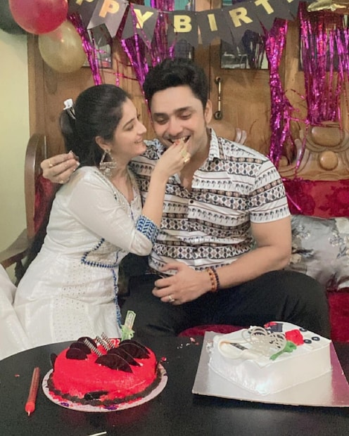 দুর্ঘটনার পর থেকেই রুবেল বাড়িতে৷ বাড়ি থেকেই চলছে তাঁর শ্যুটিং৷ জনপ্রিয় ধারাবাহিক নিম ফুলের মধু সিরিয়ালে তিনি মুখ্য ভূমিকায়৷ তাই তাঁকে ছাড়া তো সিরিয়াল সম্ভব নয়৷ 