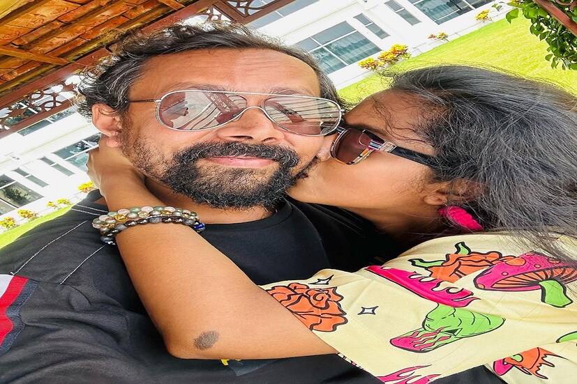 বার্থডে কেক থেকে আদুরে সেলফি, জন্মদিনে বাদ ছিল না কিছুই। স্বর্ণেন্দুকে জন্মদিনে জড়িয়ে -জাপটে চুমু খেলেন শ্রুতি।  সেই ছবি মুহূর্তে ভাইরাল হয়ে যায়।