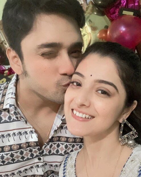  তবে শুধু সিরিয়ালের শ্যুটিং নয়, বাড়ি থেকে সুন্দর সুন্দর রিলসও বানাচ্ছেন রুবেল৷ সঙ্গী হচ্ছেন স্বেতা৷ 