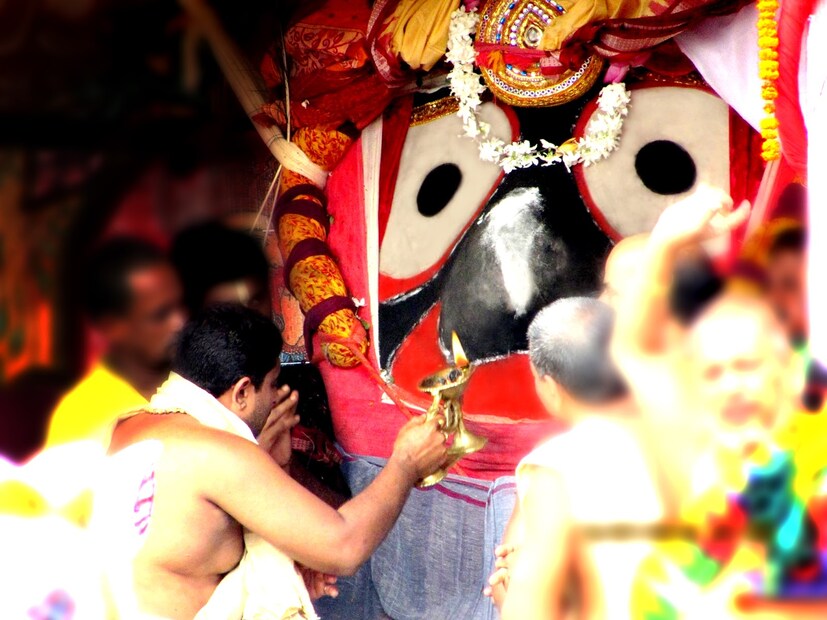 ঘটনার পর, শ্রী জগন্নাথ মন্দির প্রশাসনের কর্মকর্তারা সমস্যাটি সমাধানের জন্য বিভিন্ন নিজোগের সেবাইতদের সঙ্গে আলোচনা করেন। অভিযোগ “ওই সেবাইত একটি নিষেধাজ্ঞা সত্ত্বেও গর্ভগৃহে পরিষেবা দেওয়ার চেষ্টা করেছিলেন। এটি আচার-অনুষ্ঠানে ব্যাঘাত ঘটায়,” এমনটাই প্রাথমিকভাবে জানান এসজেটিএর প্রধান প্রশাসক রঞ্জন কুমার দাস।