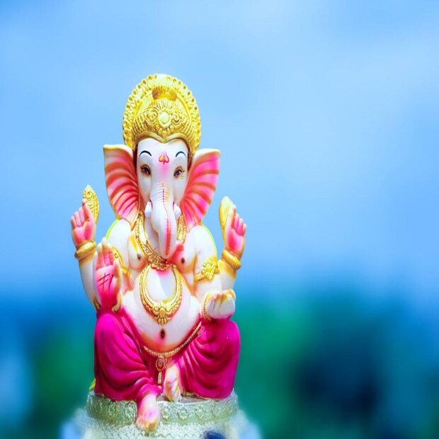 গণপতিকে সাজান ছিমছাম ভাবে। তাতেই তিনি বেশি খুশি হন। আমিষ পদ অবশ্য এড়িয়ে চলুন এদিন। পুজো হলে চেষ্টা করুন, নিরামিষ খাবারই বাড়িতে রান্না করতে। তাতেই গণপতি খুশি হন।