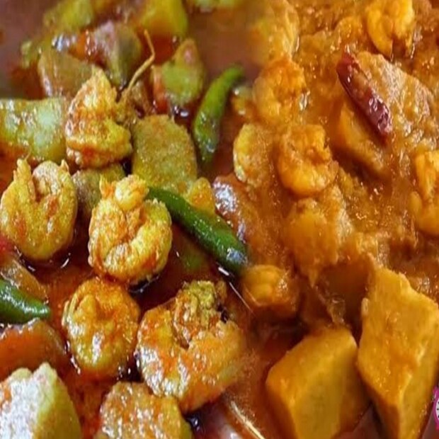 চিংড়ির মালাইকারি নাকি ইলিশ ভাপা? এই দুটি বিকল্প মিললে কিন্তু লোভ সামলানো খুব মুশকিল।