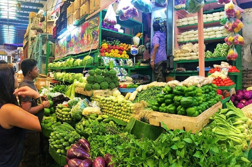 বর্ষাকালে জাঙ্ক ফুড এবং মশলাদার ভাজা খাবার খাওয়া থেকে দূরে থাকা উচিত। বর্ষাকালে কিছু শাকসবজি ডায়েট থেকে বাদ দেওয়া ভাল। এই সবজি বা খাবার যদি বর্ষাকালে খাওয়া হয়, তাহলে আপনার স্বাস্থ্যে খারাপ প্রভাব পড়তে পারে।
