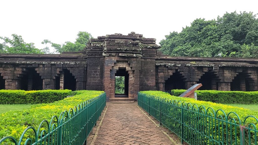 চারিদিকে পাথর দিয়ে বেষ্টিত গম্বুজ আকৃতির তিনটি স্থাপত্য এবং চারিদিকে পাথরে কারুকার্য মন্ডিত বারান্দা।(Reported by: Ranjan Chanda)