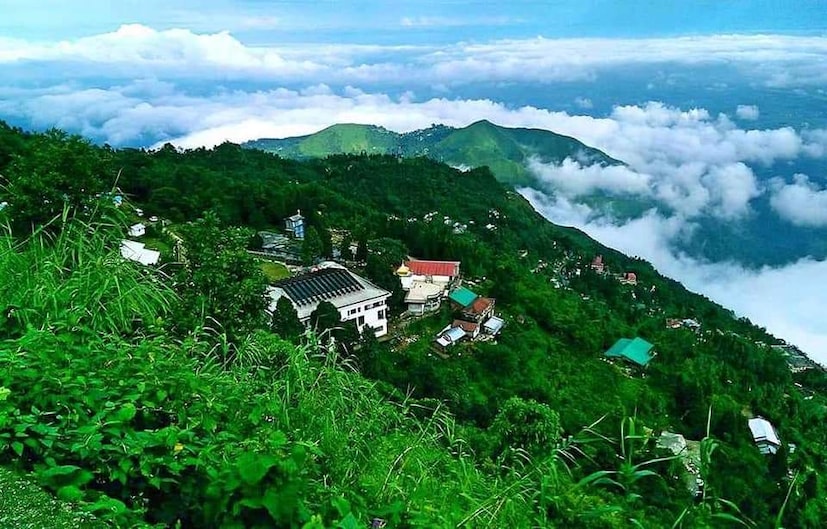 পাহাড়ের সুইৎজারল্যান্ড হিসেবে পরিচিত এই গ্রাম। হুবহু সুইৎজারল্যান্ডের প্রকৃতি বিরাজমান এই গ্রামে। এখানে ঘুম ভাঙতে লাগবে না কোন এলার্ম। পাখির কলতান আর ঝর্ণার কলকল শব্দে ঘুম ভাঙবে আপনার। আর জানলা দিয়ে হাত বাড়ালেই দেখা মিলবে মেঘের। (লেখা ও ছবি: অনির্বাণ রায়)