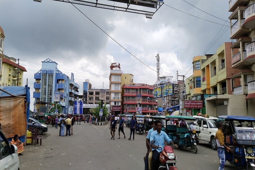তবে দর্শনার্থীর সংখ্যা থাকলেও অধিকাংশ হোটেলেই ৪০ থেকে ৫০ শতাংশ রুম খালি গিয়েছে। এই বিষয়ে হোটেল অ্যাসোসিয়েশনের সেক্রেটারি সুনীল গিরি জানান, 'সকলের কথা চিন্তা করে ভাড়া রাখা হয়েছিল সাধ্যমতো। তবে প্রশাসনের তরফ থেকে অমাবস্যা শুরু হওয়ার আগেই তারাপীঠে প্রবেশ করার বেশ কয়েকটি রাস্তা নো এন্ট্রি জোন করে দেওয়ার ফলেই দর্শনার্থীরা আতঙ্কিত হয়ে তারাপীঠ আসতে অনিহা প্রকাশ করেছেন।'