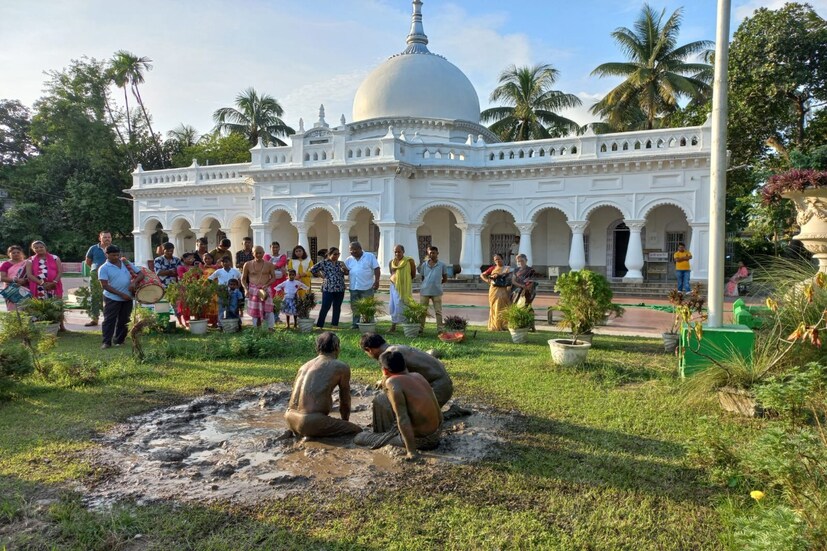 তারপর চলে কাদার মধ্যে নারকেল কেড়ে নেওয়ার জন্য ধস্তাধস্তি। খেলা শেষে পুজোর প্রসাদ বিতরণ করা হয় উপস্থিত সকলের মাঝে। (ছবি ও তথ্য - সার্থক পন্ডিত)