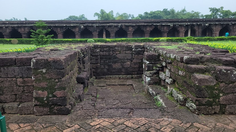 কর্ম ব্যস্ততার মাঝেও নিরিবিলিতে সময় কাটান। পশ্চিম মেদিনীপুরের জঙ্গলমহল অধ্যুষিত ব্লক কেশিয়াড়ি। এই কেশিয়াড়িতে রয়েছে ইতিহাসের অন্যতম নিদর্শন কুরুমবেড়া দুর্গ।(Reported by: Ranjan Chanda)