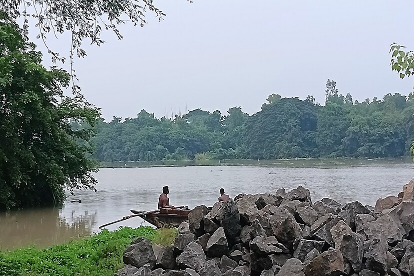 *বর্ষার জলে পুষ্ট নদী, পুজোর ছুটি বা বর্ষা থেকে শীত পর্যন্ত এই স্থান আকর্ষণীয় ভ্রমণ প্রিয় মানুষের কাছে। নদী লাগোয়া খোলা মাঠ, রান্নার সুব্যবস্থা পিকনিক করার মতো আদর্শ পরিবেশ।