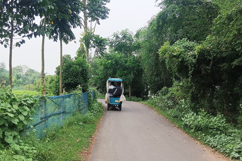 *বিকেল হলেই চাট মসলা আইসক্রিম-সহ বেশ কিছু জিনিসের অস্থায়ী দোকান, বিশেষ করে শীতে আরও বেশি জমে। সহজ যোগাযোগ ব্যবস্থা, হাওড়া থেকে উলুবেরিয়া হয়ে শ্যামপুর রোড। গাদিয়াড়া যাবার মাঝ পথেই পড়বে ৫৮ গেট।