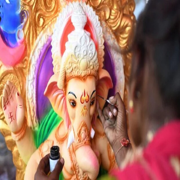 গণেশের প্রিয় মিষ্টি হিসেবে ধরা হয় মোদক। পুজোতে অবশ্যই মোদক রাখুন। এছাড়াও ক্ষীর, পায়েস, পুরান পুলি, নারকেলের নাড়ু, বেসনের লাড্ডু, পোলাও, ফল, শুকনো ফল রাখতে হবে ভোগে। 