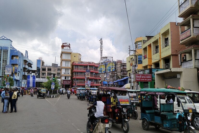 অন্যদিকে, তারাপীঠে পূজো দিতে আসা এক দর্শনার্থী জানান, গত বছর কৌশিকী অমাবস্যার দিন যে হারে হোটেল ভাড়া রাখা হয়েছিল তার তুলনায় হোটেল ভাড়া কম থাকলেও, বছরের অন্য দিন যেমন ভাড়া রাখা হয় তার থেকে কিছুটা হলেও ভাড়া বেশি নেওয়া হচ্ছে। সেই কারণেই ভোর রাতে পুজো দিয়ে বাড়ি ফিরে যাচ্ছেন অনেকে। (রিপোর্টার- সৌভিক রায়)