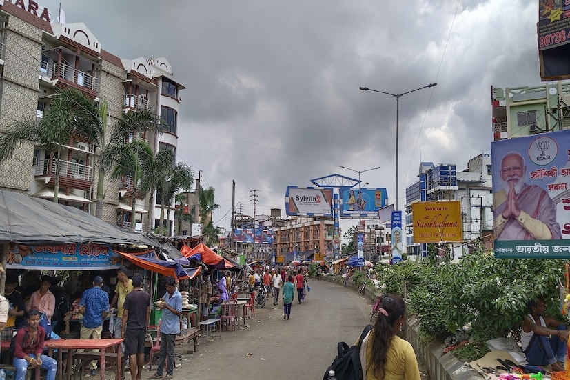 তারাপীঠে কৌশিকী অমাবস্যায় গত বছরের তুলনায় এই বছর কয়েকগুণ দর্শনার্থীর সংখ্যা। তবে দর্শনার্থী বেশি থাকলেও ব্যবসায় জোর ধাক্কা খেলেন হোটেল মালিকেরা। (রিপোর্টার- সৌভিক রায়)