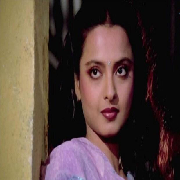 রেখা ব্রেক আপের কথা শুনে কেঁদে ভাসিয়েছিলেন। মুম্বইয়ের রাস্তা দিয়ে খালি পায়ে দৌড়ে দৌড়ে গিয়ে শেষ বার রাজ বব্বরের সঙ্গে দেখা করেছিলেন রেখা। গোটা রাস্তার লোক হতবাক হয়ে দেখেছিলেন সেই নাটুকে দৃশ্য। (ছবি-- সোশ্যাল মিডিয়া)