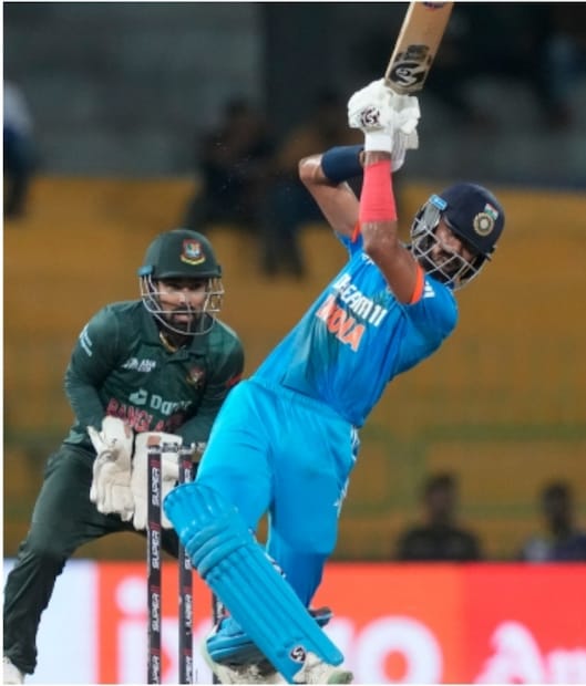 সুপার ফোরের শেষ ও নিয়মরক্ষার ম্যাচে বাংলাদেশের বিরুদ্ধে লড়াই করেও হারের মুখ দেখতে হয়েছে ভারতকে। ফলে শেষ ম্যাচ হেরে ফাইনালে নামছে ভারত। ফাইনালের আগেই দুই দলেই রয়েছে চোট সমস্যা। চোটের কারণে ভারতের খেলতে পারেবেন না অক্ষর প্যাটেল ও শ্রীলঙ্কা পাবে না মাহেশ থিকসানাকে।