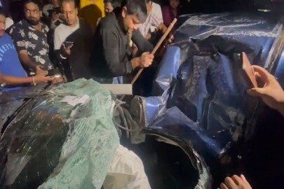 দুম়যে মুচ়়ড়ে যাওয়া গাড়ি থেকে চালককে উদ্ধারের চেষ্টা৷ 