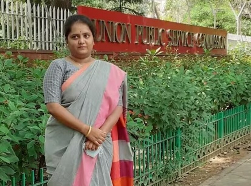 রিপোর্ট বলছে, ইউপিএসসি সিএসই পরীক্ষার প্রস্তুতি শুরু করার আগে কীর্তনা ২০১১ সালে কর্নাটক অ্যাডমিনিস্ট্রেটিভ সার্ভিস (কেএএস) পরীক্ষায় বসেছিলেন। আর সেই পরীক্ষায় সফল ভাবে উত্তীর্ণও হন। এর পরে দুই বছর কেএএস অফিসার হিসাবে দায়িত্ব পালন করেন। তার পরে ইউপিএসসি পরীক্ষায় বসার সিদ্ধান্ত নেন এবং তার প্রস্তুতি শুরু করেন।