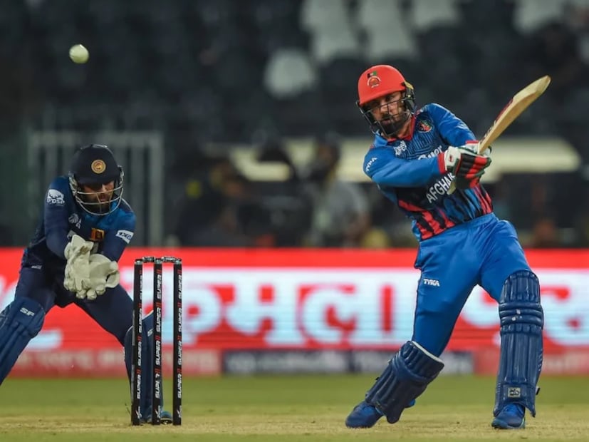  কিন্তু তখনও পরিস্থিতি আসলে হাতের বাইরে যায়নি। নেট রানের নিরিখে শ্রীলঙ্কাকে ছাড়িয়ে যেতেই পারত আফগানিস্তানের দল। তার জন্য প্রয়োজন ছিল ৩৭.২ ওভারে ২৯৩ রান বা ৩৭.৩ ওভারে ২৯৪ বা ৩৭.৫ ওভারে ২৯৫ রান। এমনকী ৩৮ তম ওভারে ২৯৬ বা ৩৮.১ ওভারে ২৯৭ রান করলেও আফগানিস্তান শ্রীলঙ্কাকে টপকে যেতে পারত। ফারুকি বোধহয় চেয়েছিলেন তাঁর উইকেট বাঁচাতে, যাতে রশিদ খান পরের ওভারে ম্যাচ শেষ করতে পারেন এবং আফগানিস্তান অন্তত একটি জয় পায়। কিন্তু, ফারুকির পরিকল্পনা কাজ করেনি। 