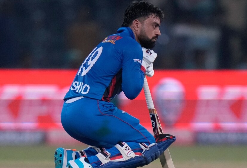 শেষ পর্যন্ত ৩৭.৪ ওভারে ২৮৯ রানেই সকলে আউট হয়ে যান। ৩৭তম ওভারের শেষে, আফগানিস্তানের স্কোর ছিল ৮ উইকেটে ২৮৯ রান। অর্থাৎ, জয়ের জন্য আফগান দলকে এক বলে ৩ রান করতে হত। এতে শ্রীলঙ্কার নেট রান রেট-এর থেকে বেশি রেট (NRR) করা যেত। মুজিব উর রহমান শ্রীলঙ্কার বোলার ধনঞ্জয় ডি সিলভার বলে বড় শট নেওয়ার চেষ্টা করতেই ধরা পড়ে যান লং-অনে। উল্টো দিকে নন-স্ট্রাইকার রশিদ খান সেই সময়ই মনোবল হারান, তিনি ভেবেই নিয়েছিলেন তাঁর দল বাদ পড়ে গিয়েছে ইতিমধ্যেই। Photo: AP