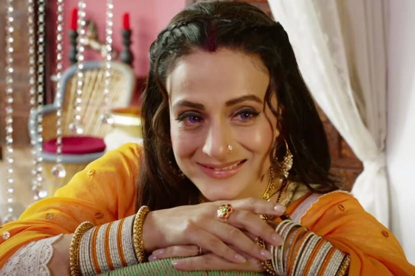  আপাতত ‘গদর ২’-এর সাফল্য নিয়ে যারপরনাই উচ্ছ্বসিত অভিনেত্রী! ‘গদর’ ছবির প্রথম ভাগে সাকিনা চরিত্রে সকলের মন জয় করেছিলেন তিনি। ঠিক সেভাবেই এত বছর পর আবার সাকিনা চরিত্রকে পর্দায় জীবিত করে তুলেছেন অভিনেত্রী। গত ১১ অগাস্ট মুক্তি পেয়েছে ‘গদর ২’। এখনও পর্যন্ত এই ছবির সংগ্রহ ৫০০ কোটি টাকার অঙ্ক ছাড়িয়ে গিয়েছে। তবে এই ছবির শ্যুটিং চলাকালীন পরিচালক অনিল শর্মার বিরুদ্ধেও সরব হয়েছিলেন অমিশা। দুর্বল ব্যবস্থাপনার অভিযোগ এনে রীতিমতো তোলপাড় ফেলে দিয়েছিলেন।