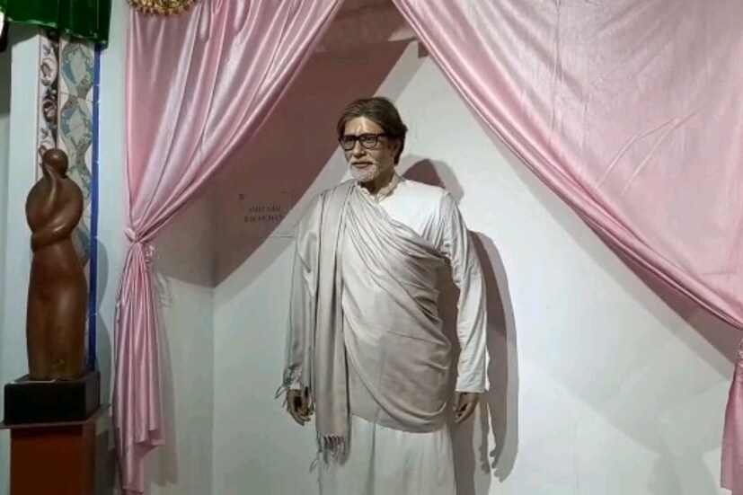 সপ্তাহের একটাই ছুটির দিন। কোথায় ঘুরতে যাবেন বুঝে উঠতে পারছেন না? ঘুরে আসুন আসানসোলের মহিশিয়ায়। এখানেই রয়েছে একটি ওয়াক্স মিউজিয়াম। সঙ্গে রাজস্থানের শীষ মহলেরও দেখা পাবেন আপনি। ওয়াক্স মিউজিয়ামে গিয়ে সামনে থেকে দেখতে পাবেন একাধিক তারকাকে।