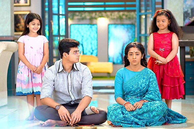 এখন তাদের বাড়িতে থিম পার্টিরও আয়োজন করা হয়েছে। দীপার কাছে ক্ষমা চাওয়া এবং তার মন ভাল করার জন্য সবরকম ভাবে চেষ্টা করছে সূর্য। কিন্তু বিপদ কি আর বিদায় নিতে পারে এত তাড়াতাড়ি?