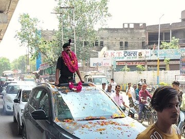 অবসর নিয়ে ঘরে ফিরছিলেন জওয়ান; রেলস্টেশনে তাঁকে চমকে দিল কোন ঘটনা, দেখে নিন নিজেই