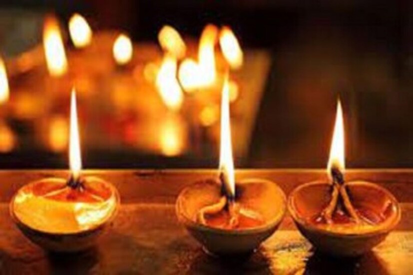 কিন্তু, বাস্তুশাস্ত্র অনুসারে ঘরের দক্ষিণ দিকে কখনওই প্রদীপ জ্বালা উচিত নয়। বাড়ির দক্ষিণ দিকে প্রদীপ জ্বালালে এর মারাত্মক প্রভাব পড়তে পারে  জীবনের ওপরে। এই দিকে প্রদীপ রাখলে গৃহের অকল্যাণ হয় বলে মনে করেন পণ্ডিতরা।