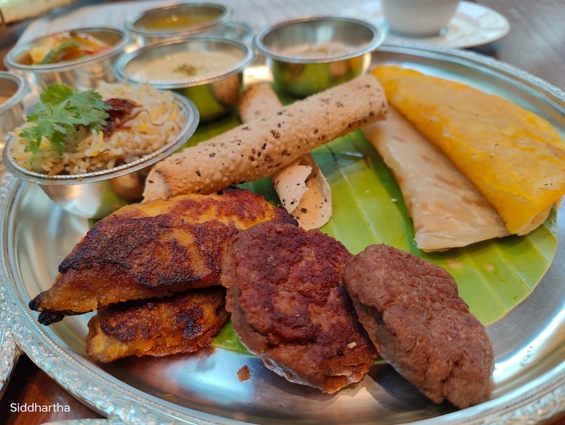 নন-ভেজ কাবাবের তালিকায় থাকছে ‘শাহি গলাওয়াট কাবাব’, ‘মুর্গ টিক্কা বান্নো’ এবং ‘তাওয়া মছলি নওয়াবি’। তবে নিরামিষাশীদেরও চিন্তার কোনও কারণ নেই। কারণ রয়েছে জিভে জল আনা নিরামিষ খাবারের বিকল্পও। এর মধ্যে অন্যতম হল ‘খোওয়া খুবানি কাবাব’, ‘নওয়াবি পনির টিক্কা’ এবং ‘খুম্ব কি শাম্মি’। মেন্যুর অন্যতম আকর্ষণ হল শোরবা। নিরামিষ শোরবার মধ্যে থাকবে মকাই বাদাম কা শোরবা আর আমিষ শোরবার মধ্যে অন্যতম হল জাফরানি মুর্গ শোরবা। এর পাশাপাশি রয়েছে আরও একটি ভাগ - ‘হান্ডি অওর লগন কে খানে’। 