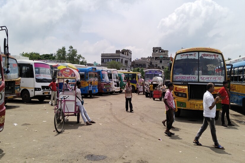 রামপুরহাট বাসস্ট্যান্ড থেকে রামপুরহাট হসপিটাল মোড় মাত্র পাঁচ মিনিটের দূরত্ব তবে রাস্তায় এত পরিমান টোটো দাঁড়িয়ে থাকছে যার ফলে সৃষ্টি হচ্ছে যানজট এর ফলে ওই ৫ মিনিটে রাস্তা পৌঁছতে সময় লাগছে ১৫ থেকে ২০ মিনিট। ওই রাস্তা দিয়ে অ্যাম্বুলেন্সে করে কিংবা নিজেদের গাড়ি করে রোগীর পরিবার রামপুরহাট হসপিটালে চিকিৎসা করানোর জন্য আসেন যানজটের ফলে তাদেরকেও পড়তে হচ্ছে নিত্যদিনের সমস্যায়।